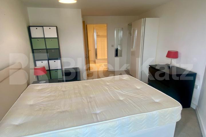 Spacious bright and airy two bedroom apartment in a very convenient location Plumbers Row, Aldgate